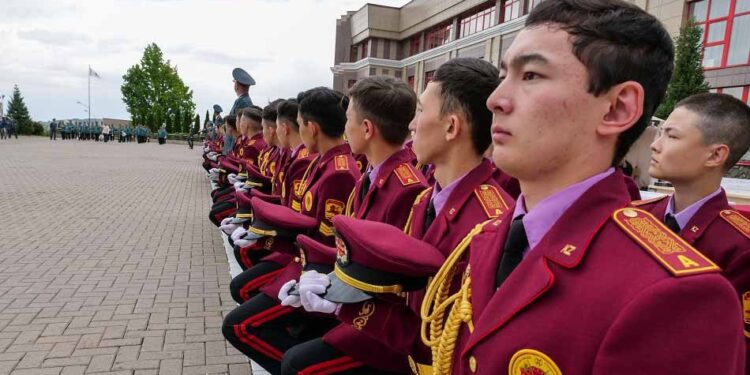 Герои Халық Қаһарманы и Еңбек Ерлері посетили лицей «Арыстан»