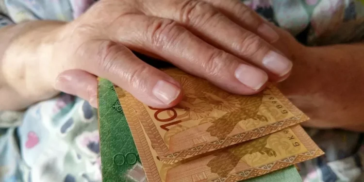 Снять пенсионные в 2025 году: названы пороги достаточности