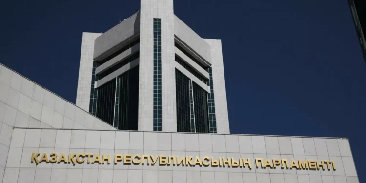 Громкие заявления и скандалы: чем запомнятся казахстанские депутаты в уходящем году