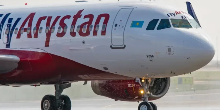 Пассажирский самолет врезался в стаю птиц в аэропорту Уральска