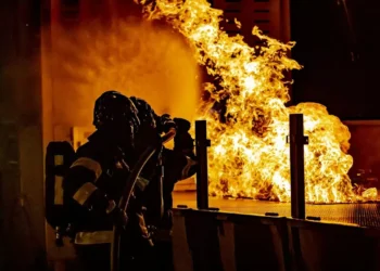 В Алматы уже несколько часов тушат пожар на производственном складе