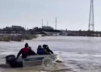 Более 230 жителей перевезли на лодках в Актюбинской области