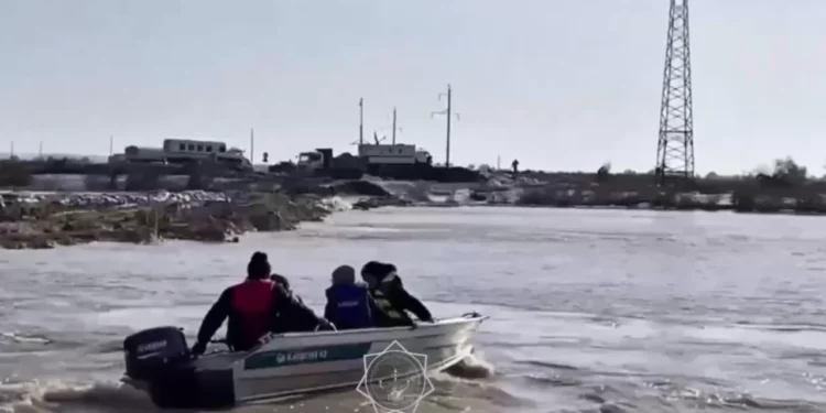 Более 230 жителей перевезли на лодках в Актюбинской области
