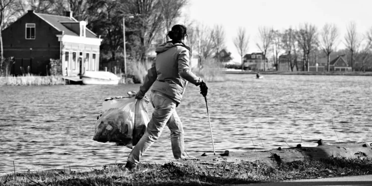 Чисто по делу: предприниматели вышли на уборку улиц