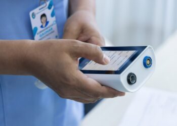 В роддомах и поликлиниках Алматы внедрено новое углубленное обследование слуха у новорожденных