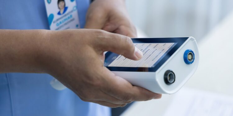 В роддомах и поликлиниках Алматы внедрено новое углубленное обследование слуха у новорожденных