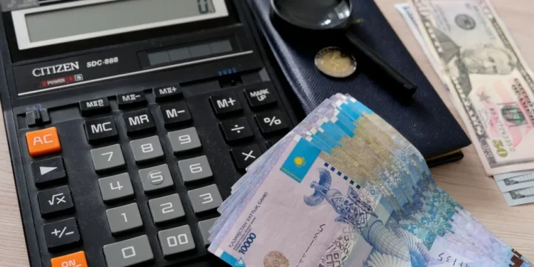 Средняя зарплата в Казахстане выросла. Почему это мало кого касается?