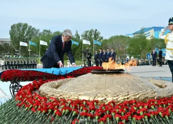Токаев возложил цветы к монументу «Отан Ана»