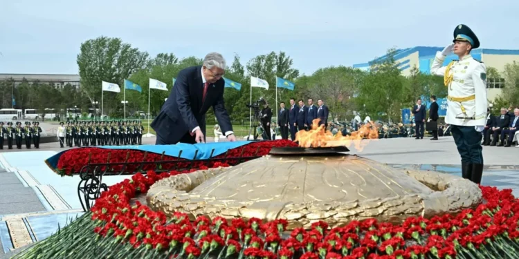 Токаев возложил цветы к монументу «Отан Ана»