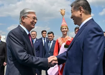 Токаев встретил Си Цзиньпина в аэропорту Астаны
