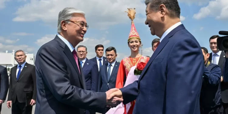 Токаев встретил Си Цзиньпина в аэропорту Астаны
