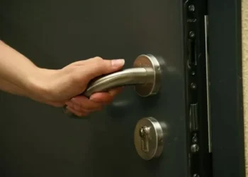 Казахстанские спасатели вскрыли дверь квартиры, где находились 9 детей