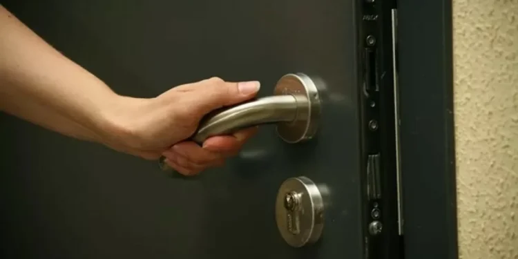 Казахстанские спасатели вскрыли дверь квартиры, где находились 9 детей