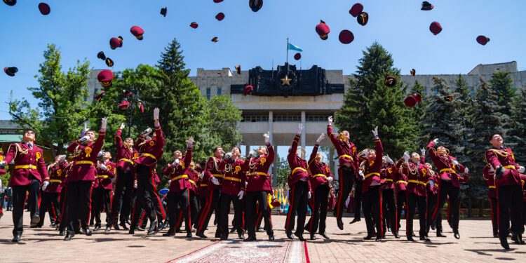 Дорога в будущее: в Алматы вручили аттестаты выпускникам лицея «Арыстан»