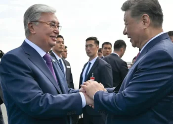 Токаев тепло попрощался с председателем КНР в столичном аэропорту