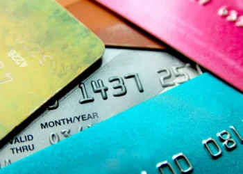 Какое наказание ждет казахстанцев за передачу банковской карты