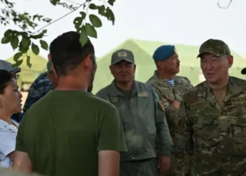 Более 400 человек ищут экипаж вертолета в Сорбулаке