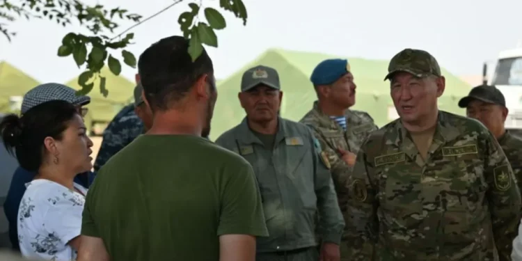 Более 400 человек ищут экипаж вертолета в Сорбулаке