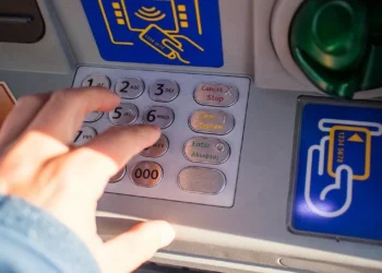 Казахстанцы жалуются на банковские «допросы» о своих транзакциях