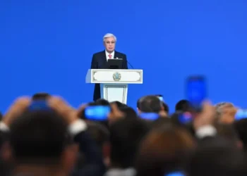 Токаев присвоил звания и вручил ордена учителям