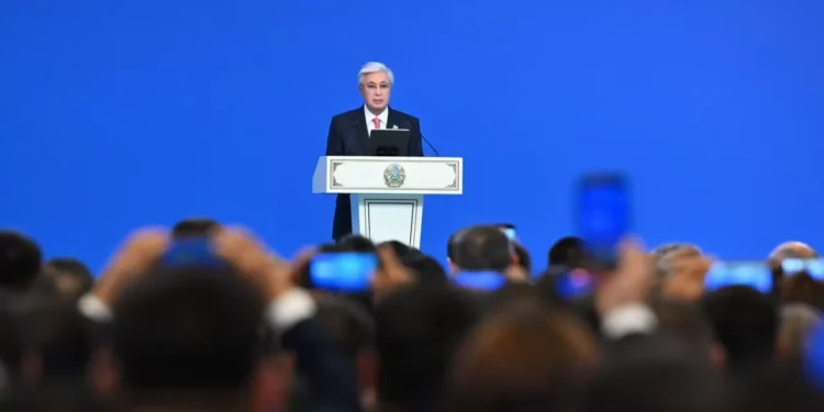 Токаев присвоил звания и вручил ордена учителям