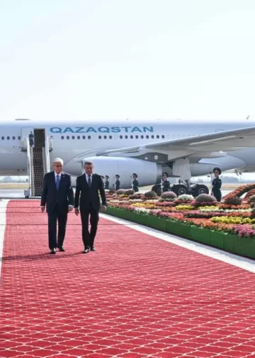 Как Токаева встретили в Душанбе