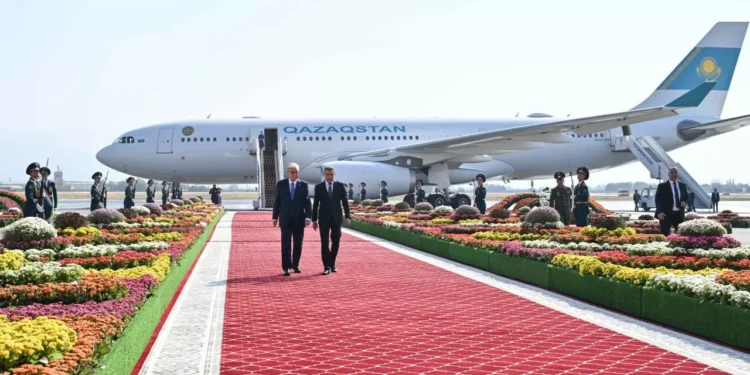 Как Токаева встретили в Душанбе