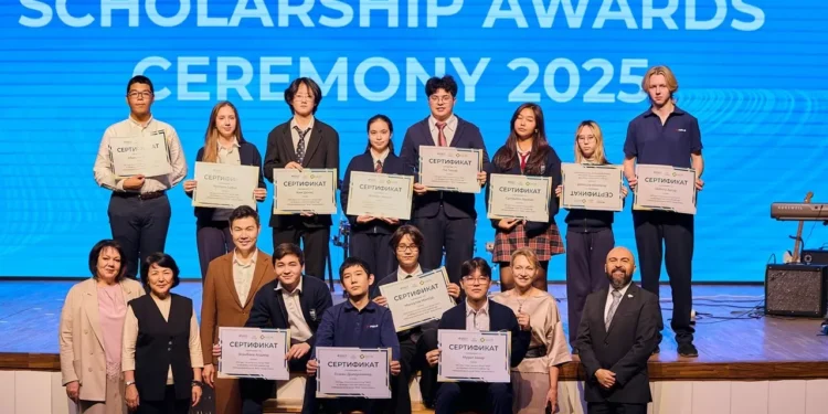 В международных школах MIRAS вручили гранты талантливым ученикам