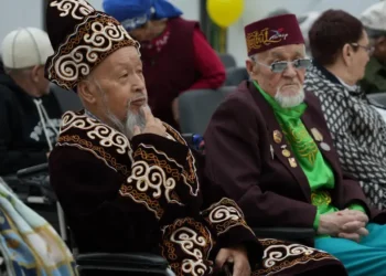 Фонд Тимура Кулибаева устроил праздник для пожилых людей в Алматы