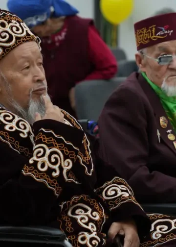 Фонд Тимура Кулибаева устроил праздник для пожилых людей в Алматы