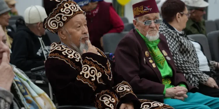 Фонд Тимура Кулибаева устроил праздник для пожилых людей в Алматы