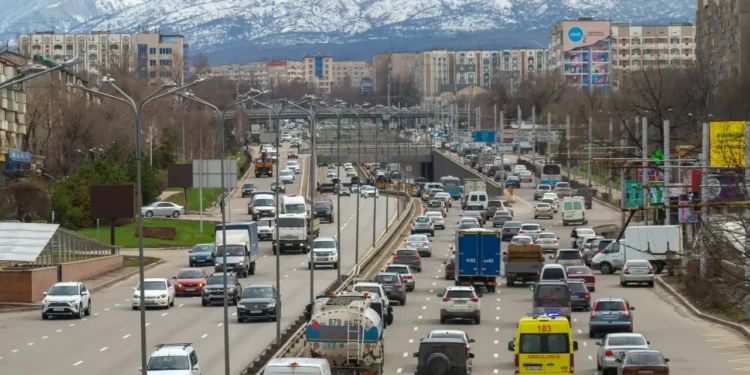Казахстанцам с 20 октября запретят ввоз этого вида авто