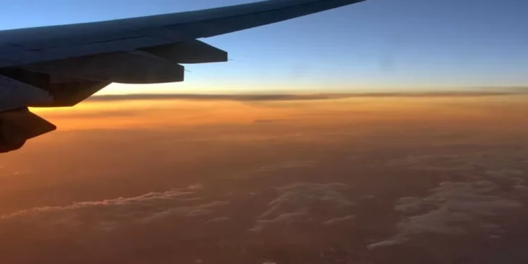 Вылетевший из Алматы самолет подал сигнал бедствия