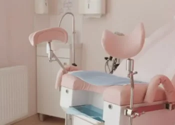 Гинеколог для мужчин и хирург для умерших: всплыли новые хищения в ФСМС