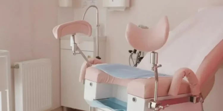 Гинеколог для мужчин и хирург для умерших: всплыли новые хищения в ФСМС