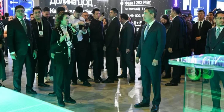 Цифровой прорыв на Digital Bridge: Умут Шаяхметова показала премьер-министру разработку для развития IT-кадров